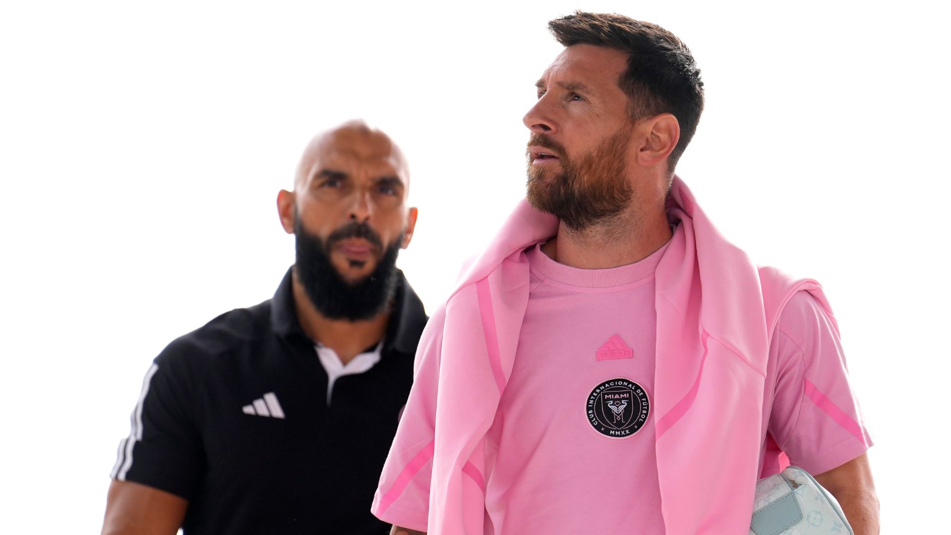 話題のメッシのボディーガード、相次ぐファンの侵入に怒り「警備員は